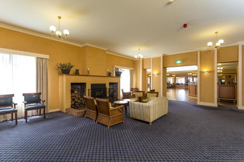 Panorama Hotel St Helens - Sunshine Coast Tourism 1