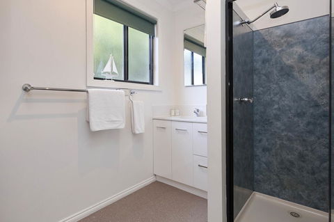 KINGFISHER COTTAGE Beachfront At The Binalong Bay - Holiday Sunshine Coast 2