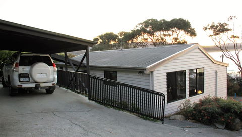 KINGFISHER COTTAGE Beachfront At The Binalong Bay - Holiday Sunshine Coast 21
