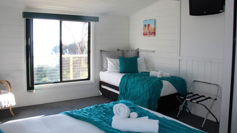 KINGFISHER COTTAGE Beachfront At The Binalong Bay - Holiday Sunshine Coast 5