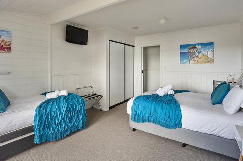 KINGFISHER COTTAGE Beachfront At The Binalong Bay - Holiday Sunshine Coast 3