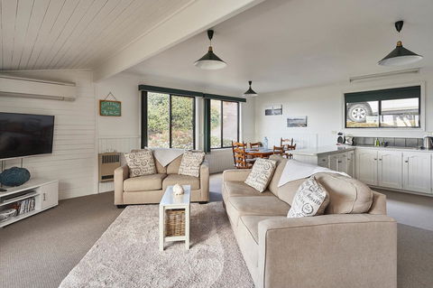 KINGFISHER COTTAGE Beachfront At The Binalong Bay - Holiday Sunshine Coast 4