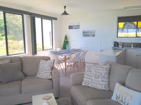 KINGFISHER COTTAGE Beachfront At The Binalong Bay - Holiday Sunshine Coast 24