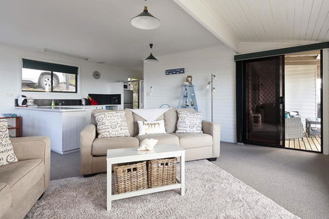 KINGFISHER COTTAGE Beachfront At The Binalong Bay - Holiday Sunshine Coast 22