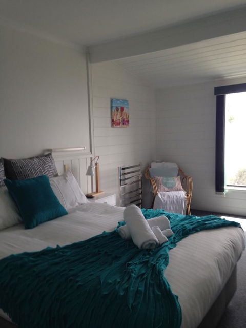 KINGFISHER COTTAGE Beachfront At The Binalong Bay - Holiday Sunshine Coast 23