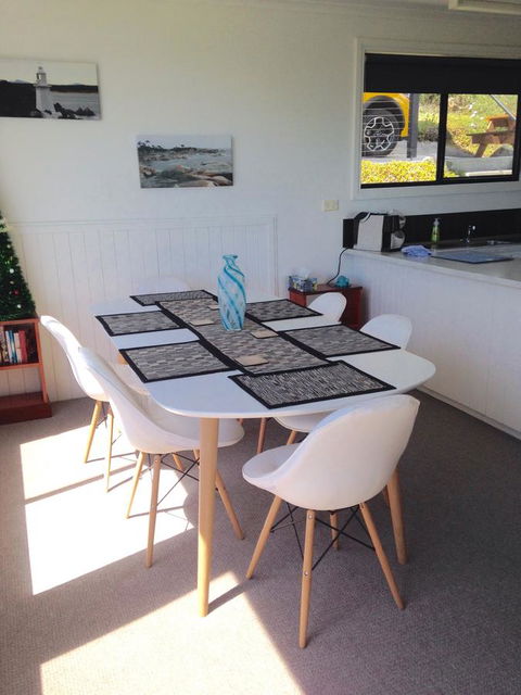 KINGFISHER COTTAGE Beachfront At The Binalong Bay - Holiday Sunshine Coast 14