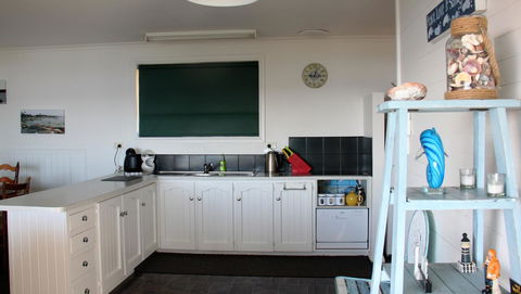 KINGFISHER COTTAGE Beachfront At The Binalong Bay - Holiday Sunshine Coast 20