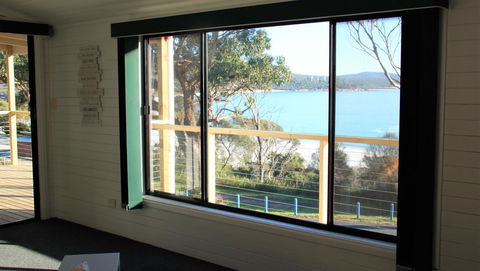KINGFISHER COTTAGE Beachfront At The Binalong Bay - Holiday Sunshine Coast 13