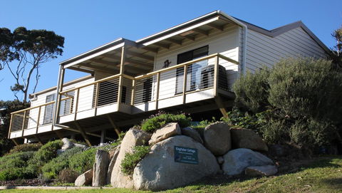 KINGFISHER COTTAGE Beachfront At The Binalong Bay - Holiday Sunshine Coast 0