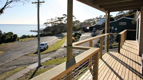 KINGFISHER COTTAGE Beachfront At The Binalong Bay - Holiday Sunshine Coast 9