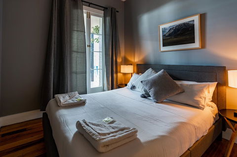 The Tasmanian Inn - Holiday Sunshine Coast 4