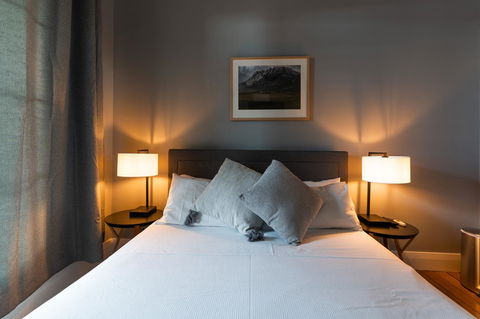 The Tasmanian Inn - Holiday Sunshine Coast 3