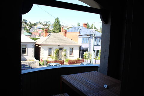The Tasmanian Inn - Holiday Sunshine Coast 26