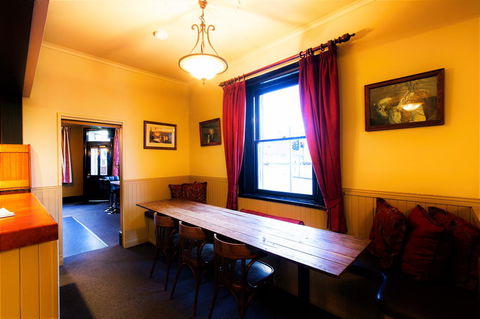 The Tasmanian Inn - Holiday Sunshine Coast 38