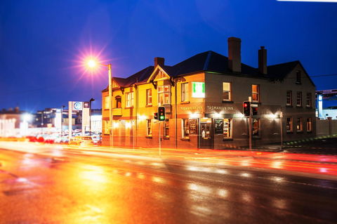 The Tasmanian Inn - Holiday Sunshine Coast 0