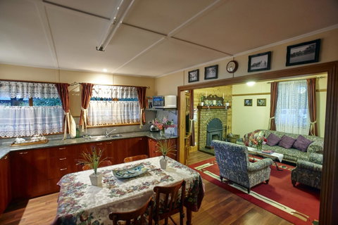 Blue Wren Riverside Cottage - Sunshine Coast Tourism 17