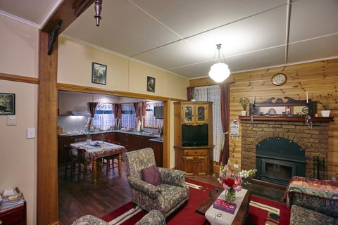 Blue Wren Riverside Cottage - Sunshine Coast Tourism 16