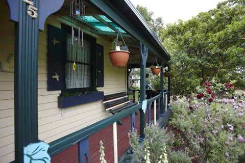 Blue Wren Riverside Cottage - Sunshine Coast Tourism 9
