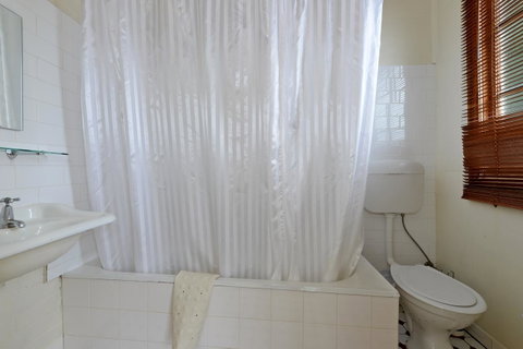 Edinburgh Gallery Bed & Breakfast - Sunshine Coast Tourism 36