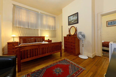 Edinburgh Gallery Bed & Breakfast - Sunshine Coast Tourism 14