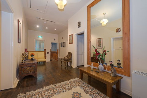 Edinburgh Gallery Bed & Breakfast - Sunshine Coast Tourism 4
