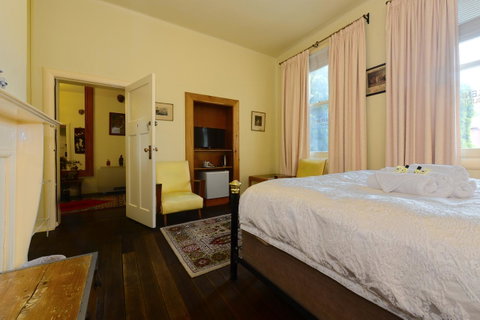 Edinburgh Gallery Bed & Breakfast - Sunshine Coast Tourism 23