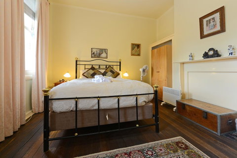 Edinburgh Gallery Bed & Breakfast - Sunshine Coast Tourism 24