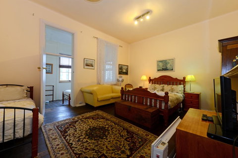 Edinburgh Gallery Bed & Breakfast - Sunshine Coast Tourism 38