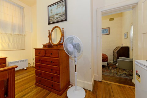 Edinburgh Gallery Bed & Breakfast - Sunshine Coast Tourism 16