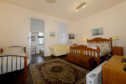 Edinburgh Gallery Bed & Breakfast - Sunshine Coast Tourism 32
