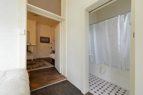 Edinburgh Gallery Bed & Breakfast - Sunshine Coast Tourism 33