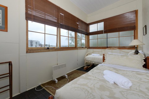 Edinburgh Gallery Bed & Breakfast - Sunshine Coast Tourism 37