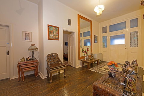 Edinburgh Gallery Bed & Breakfast - Sunshine Coast Tourism 2