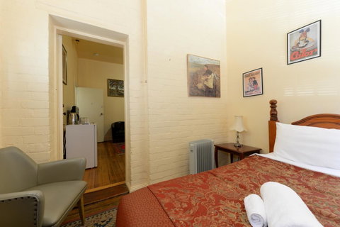 Edinburgh Gallery Bed & Breakfast - Sunshine Coast Tourism 13