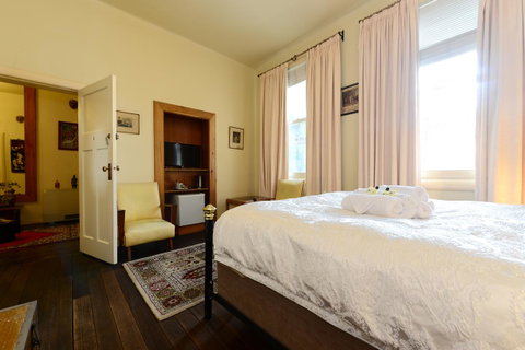 Edinburgh Gallery Bed & Breakfast - Sunshine Coast Tourism 21