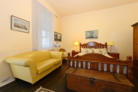 Edinburgh Gallery Bed & Breakfast - Sunshine Coast Tourism 31