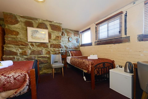 Edinburgh Gallery Bed & Breakfast - Sunshine Coast Tourism 9