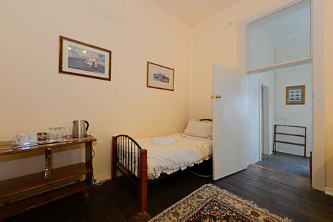 Edinburgh Gallery Bed & Breakfast - Sunshine Coast Tourism 40