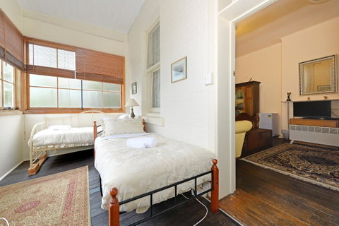 Edinburgh Gallery Bed & Breakfast - Sunshine Coast Tourism 39