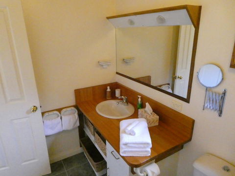 Osprey Lodge & Bungalow - Sunshine Coast Tourism 22