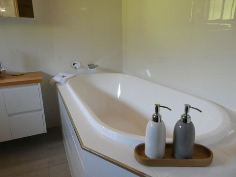 Osprey Lodge & Bungalow - Sunshine Coast Tourism 10