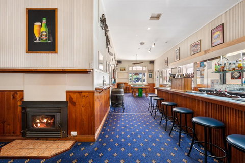 Empire Hotel Queenstown - Sunshine Coast Tourism 18