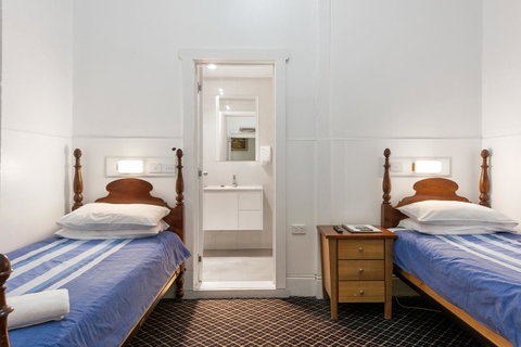 Empire Hotel Queenstown - Sunshine Coast Tourism 4