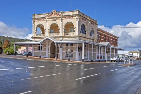 Empire Hotel Queenstown - Sunshine Coast Tourism 0