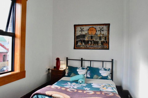 Hobart's Accommodation & Hostel - Sunshine Coast Tourism 7