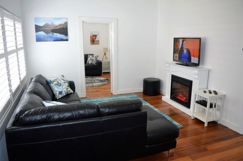 Lyttleton Cottage - Sunshine Coast Tourism 1