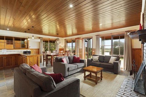 Apollo Bay Cottages - Holiday Sunshine Coast 2