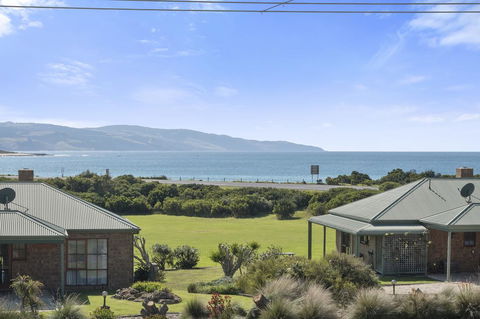 Apollo Bay Cottages - Holiday Sunshine Coast 1