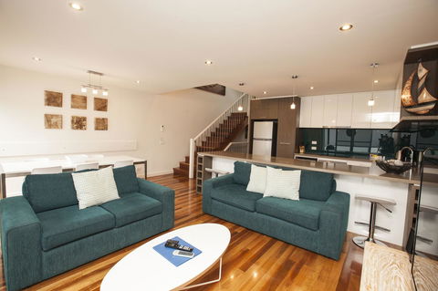 7 Falls Apartments - Sunshine Coast Tourism 4