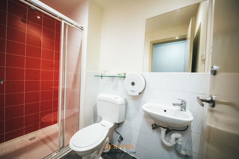 Nomads Melbourne Backpackers - Sunshine Coast Tourism 17